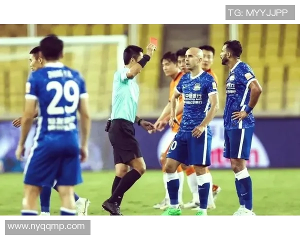 足球赛场风波不断男子球员冲突引发激烈打斗事件