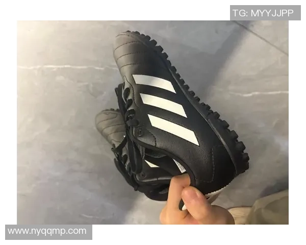 阿迪蓝色妖姬足球鞋的魅力与性能完美结合，助你在球场上尽显风采